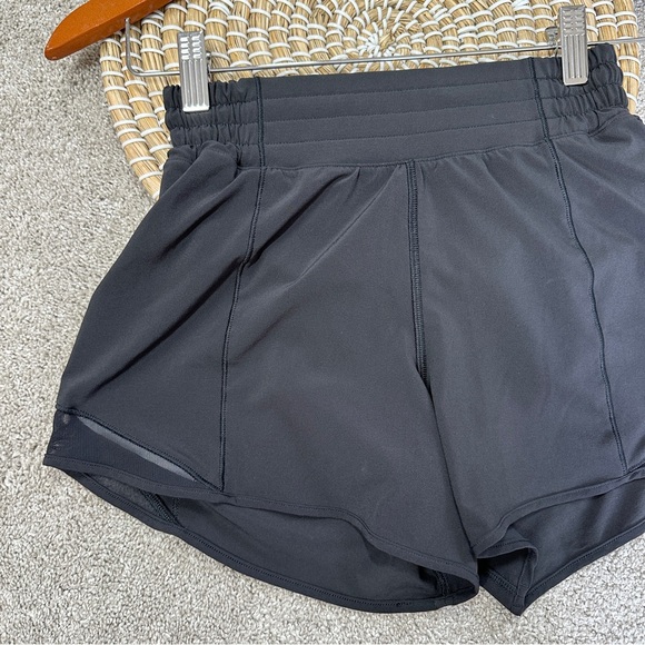 Lululemon Women’s Lululemon Hotty Hot Short High-Rise Long 4" in Black Size 2 - Picture 4 of 16